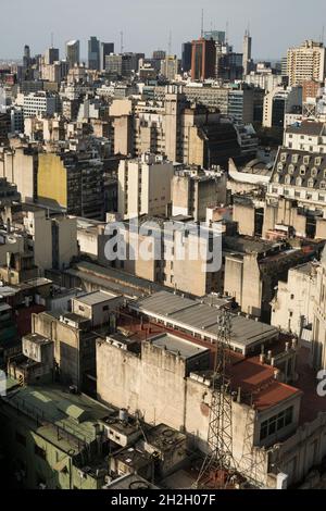 Vertikale Hochwinkelansicht des Viertels Montserrat vom Leuchtturmobservatorium Barolo Palace in der Avenida May (Avenida 25 de Mayo), Buenos Aires Stockfoto