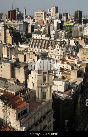 Vertikale Hochwinkelansicht des Viertels Montserrat vom Leuchtturmobservatorium Barolo Palace in der Avenida May (Avenida 25 de Mayo), Buenos Aires Stockfoto