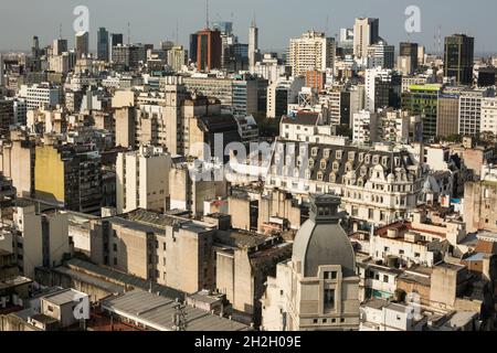 Horizontaler Hochwinkel des Viertels Montserrat vom Leuchtturmobservatorium Barolo Palace an der Avenida May (Avenida 25 de Mayo), Buenos Aires Stockfoto