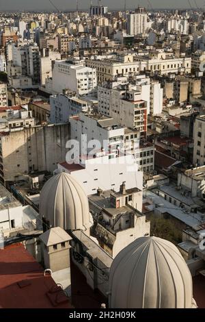 Vertikale Hochwinkelansicht des Viertels Montserrat und der Kuppel des Barolo-Palastes vom ITS-Leuchtturm-Observatorium, Buenos Aires, Argentinien Stockfoto