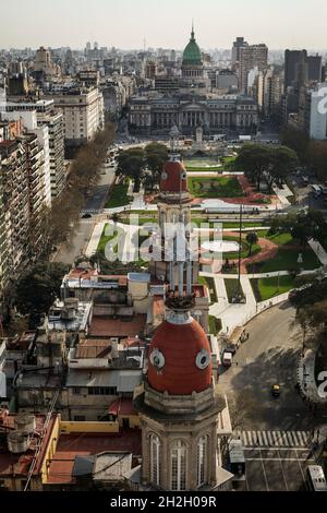 Vertikale Hochwinkelansicht der May Avenue (Avenida 25 de Mayo), mit dem Palast des Argentinischen Nationalkongresses im Hintergrund, Buenos Aires Stockfoto