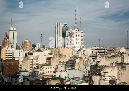 Horizontaler Hochwinkel des Viertels Montserrat vom Leuchtturmobservatorium Barolo Palace an der Avenida May (Avenida 25 de Mayo), Buenos Aires Stockfoto