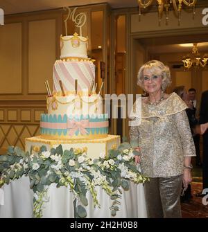 Mailand, Italien. Oktober 2021. Mailand, Italien Daniela Javarone feiert mit ihrem Mann Mario Girardi ihren goldenen Hochzeitstag im Hotel Principe di Savoia mit Verwandten und historischen Freunden im Bild: Daniela Javarone mit Kuchen Credit: Independent Photo Agency/Alamy Live News Stockfoto