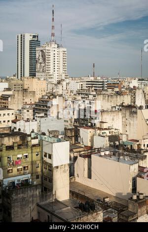 Vertikale Hochwinkelansicht des Viertels Montserrat vom Leuchtturmobservatorium Barolo Palace in der Avenida May (Avenida 25 de Mayo), Buenos Aires Stockfoto