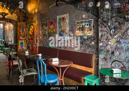 Horizontale Ansicht einer Hippie-Bar in der Jorge Luís Borges St, Palermo, Buenos Aires, Argentinien Stockfoto