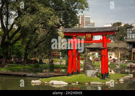 Horizontale Ansicht eines roten Torii-Tores in Buenos Aires Japanische Gärten Karpfensee, Palermo, Buenos Aires, Argentinien Stockfoto