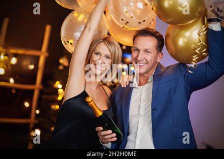 Junge nette Freunde feiern die Party im neuen Jahr Stockfoto