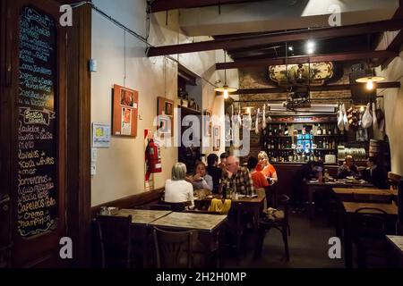 Horizontale Ansicht eines der Essbereiche der Bar El Federal in der Calle Carlos Calvo, San Telmo, Buenos Aires, Argentinien Stockfoto