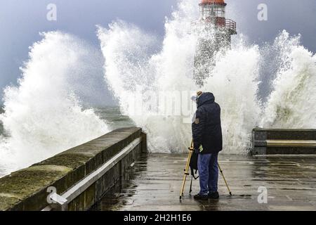 Sturm Aurora in Fecamp (76) am 21. Oktober 2021. Fotografin fotografiert die Wellen, die gegen den Pier und den Leuchtturm am Eingang des Hafens krachen - Foto von Tesson/ANDBZ/ABACAPRESS.COM Stockfoto