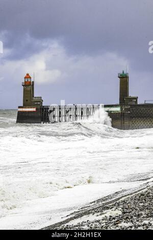 Sturm Aurora in Fecamp (76) am 21. Oktober 2021. Fotografin fotografiert die Wellen, die gegen den Pier und den Leuchtturm am Eingang des Hafens krachen - Foto von Tesson/ANDBZ/ABACAPRESS.COM Stockfoto