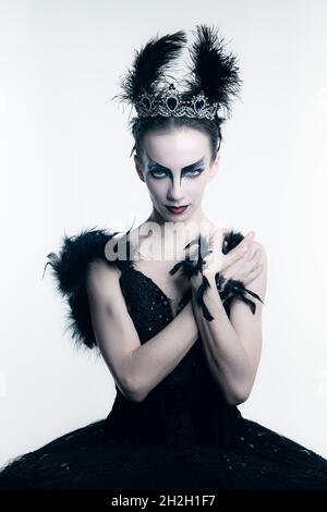 Nahaufnahme erstaunliche Frau, Ballerina mit Bühne Make-up Blick auf Kamera isoliert auf weißen Studio-Backgorund Stockfoto