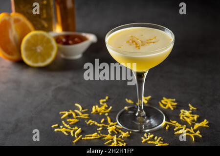 Luxuscocktail mit Zitrone und Tequila auf dunklem Steingrund Stockfoto