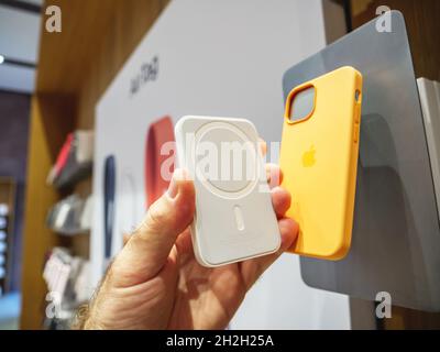 Männlicher Hand pov im Apple Store mit neuem MagSafe Battery Pack Stockfoto