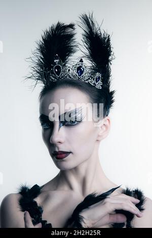 Nahaufnahme erstaunliche Frau, Ballerina mit Bühne Make-up Blick auf Kamera isoliert auf weißen Studio-Backgorund Stockfoto