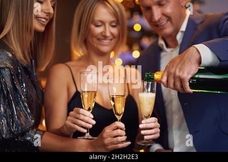 Nette Freunde, die sich über weihnachten oder Neujahr amüsieren Stockfoto