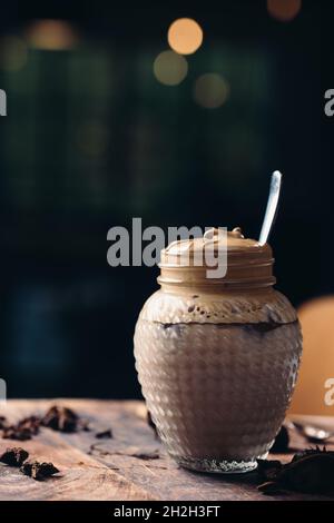 Hausgemachter Dalgona-Kaffee in einem Einmachglas. Stockfoto