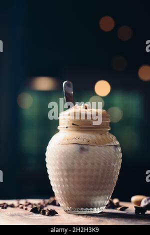 Hausgemachter Dalgona-Kaffee in einem Einmachglas. Stockfoto