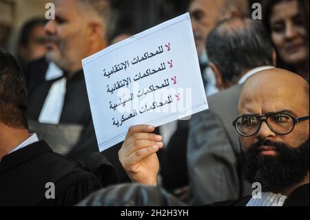 Nicht exklusiv: TUNIS, TUNESIEN - 21. OKTOBER 2021: Anwälte nehmen an einer Demonstration Teil, um gegen die rechtswidrige Inhaftierung zu protestieren, die S angeklagt wurde Stockfoto