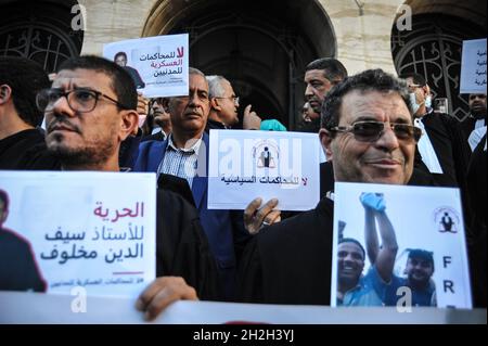 Nicht exklusiv: TUNIS, TUNESIEN - 21. OKTOBER 2021: Anwälte nehmen an einer Demonstration Teil, um gegen die rechtswidrige Inhaftierung zu protestieren, die S angeklagt wurde Stockfoto