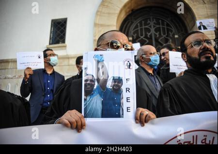 Nicht exklusiv: TUNIS, TUNESIEN - 21. OKTOBER 2021: Anwälte nehmen an einer Demonstration Teil, um gegen die rechtswidrige Inhaftierung zu protestieren, die S angeklagt wurde Stockfoto