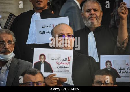 Nicht exklusiv: TUNIS, TUNESIEN - 21. OKTOBER 2021: Samir Dilou nimmt an einer Demonstration Teil, um gegen die rechtswidrige Inhaftierung zu protestieren Stockfoto