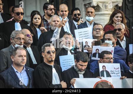 Nicht exklusiv: TUNIS, TUNESIEN - 21. OKTOBER 2021: Anwälte nehmen an einer Demonstration Teil, um gegen die rechtswidrige Inhaftierung zu protestieren, die S angeklagt wurde Stockfoto