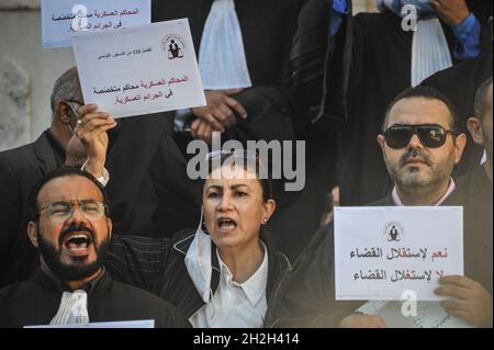 Nicht exklusiv: TUNIS, TUNESIEN - 21. OKTOBER 2021: Anwälte nehmen an einer Demonstration Teil, um gegen die rechtswidrige Inhaftierung zu protestieren, die S angeklagt wurde Stockfoto