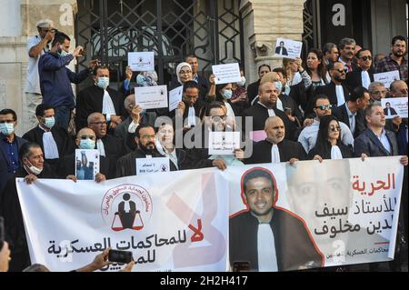 Nicht exklusiv: TUNIS, TUNESIEN - 21. OKTOBER 2021: Anwälte nehmen an einer Demonstration Teil, um gegen die rechtswidrige Inhaftierung zu protestieren, die S angeklagt wurde Stockfoto