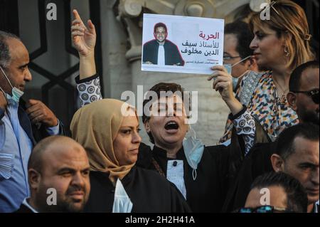 Nicht exklusiv: TUNIS, TUNESIEN - 21. OKTOBER 2021: Anwälte nehmen an einer Demonstration Teil, um gegen die rechtswidrige Inhaftierung zu protestieren, die S angeklagt wurde Stockfoto