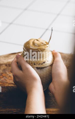 Hausgemachter Dalgona-Kaffee in einem Einmachglas. Stockfoto