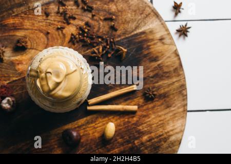 Hausgemachter Dalgona-Kaffee in einem Einmachglas. Stockfoto