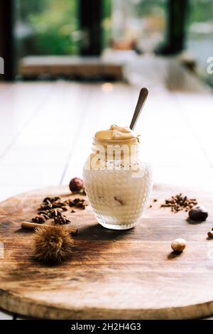 Hausgemachter Dalgona-Kaffee in einem Einmachglas. Stockfoto