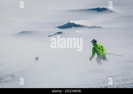 HINTERTUX, ÖSTERREICH - JANUAR 18 2013: Ein Skifahrer steigt auf dem Hintertuxer Gletscher eine Piste ab. Stockfoto