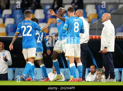 NEAPEL, ITALIEN - 21. OKTOBER: Victor Osimhen vom SSC Napoli feiert mit Teamkollegen nach einem Tor während des UEFA Europa League-Spiel der Gruppe C zwischen SSC Napoli und Legia Warszawa am 21. Oktober 2021 im Stadio Diego Armando Maradona in Neapel, Italien. (Foto nach MB-Medien) Stockfoto