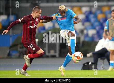 NEAPEL, ITALIEN - 21. OKTOBER: Victor Osimhen vom SSC Napoli tritt am 21. Oktober 2021 im Stadio Diego Armando Maradona in Neapel, Italien, beim UEFA Europa League-Spiel der Gruppe C zwischen SSC Napoli und Legia Warszawa um den Ball mit Artur Jedrzejczyk von Legia Warszawa an. (Foto nach MB-Medien) Stockfoto