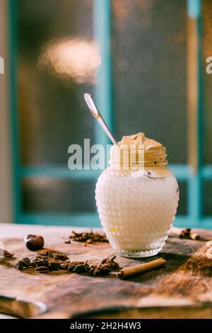 Hausgemachter Dalgona-Kaffee in einem Einmachglas. Stockfoto