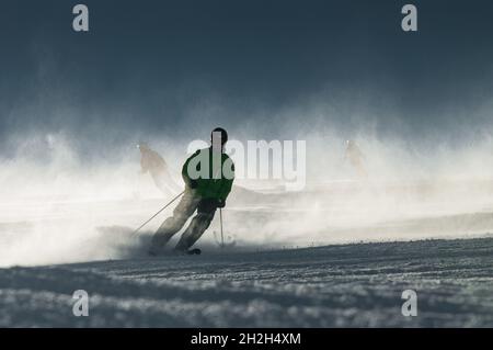 HINTERTUX, ÖSTERREICH - JANUAR 18 2013: Ein Skifahrer steigt auf dem Hintertuxer Gletscher eine Piste ab. Stockfoto