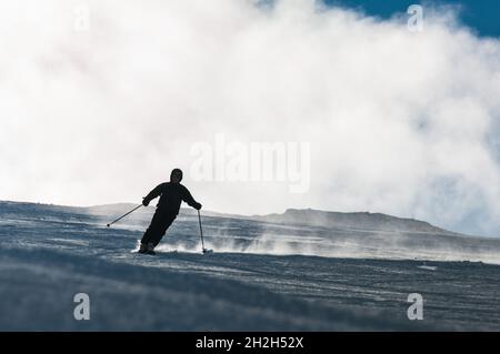 Ein Skifahrer steigt auf dem Hintertuxer Gletscher eine Piste ab. Stockfoto