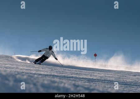 HINTERTUX, ÖSTERREICH - JANUAR 18 2013: Ein Skifahrer steigt auf dem Hintertuxer Gletscher eine Piste ab. Stockfoto