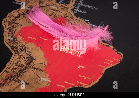 Standort Brasilien. Rote Nadel und Vogelfeder auf der Karte. Pushpin zeigt. Stockfoto