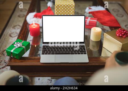 Sohn und älterer Vater mit birazialem Erwachsenen machen Weihnachtsvideoanruf auf einem Laptop Stockfoto