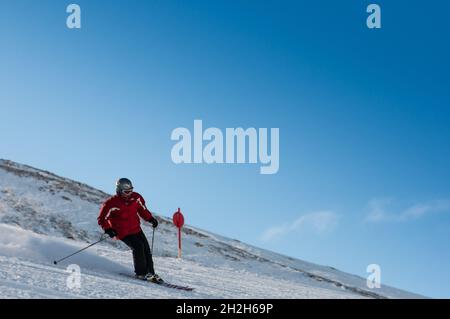 HINTERTUX, ÖSTERREICH - JANUAR 18 2013: Ein Skifahrer steigt auf dem Hintertuxer Gletscher eine Piste ab. Stockfoto