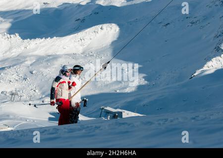 HINTERTUX, ÖSTERREICH - JANUAR 18 2013: Ein Skifahrer steigt auf dem Hintertuxer Gletscher eine Piste ab. Stockfoto