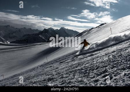 Ein Skifahrer steigt auf dem Hintertuxer Gletscher eine Piste ab. Stockfoto