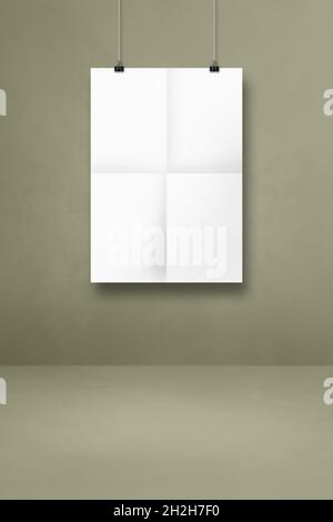 Weißes gefaltetes Poster, das an einer grauen Wand mit Clips hängt. Leere Modup-Vorlage Stockfoto