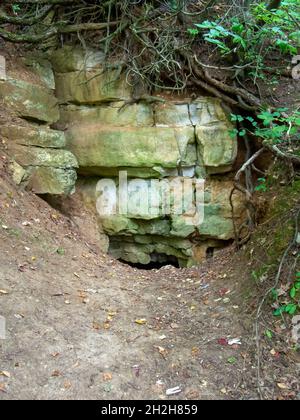 Eingang zu einer kleinen Höhle, im Sommer Stockfoto