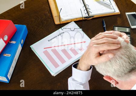 Verzweifelter Geschäftsmann wegen der Wirtschaftskrise Stockfoto