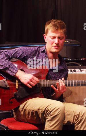 Tom Ollendorf, Ari Hoenig Trio, Judict Jazz Club, Brghton, East Sussex, Oktober 2021. Stockfoto