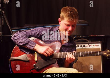 Tom Ollendorf, Ari Hoenig Trio, Judict Jazz Club, Brghton, East Sussex, Oktober 2021. Stockfoto