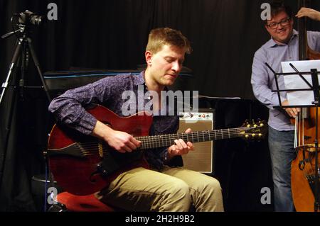 Tom Ollendorf, Ari Hoenig Trio, Judict Jazz Club, Brghton, East Sussex, Oktober 2021. Stockfoto